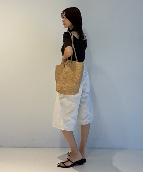 茂野 真楓さんの「BEAMS WOMEN｜【別注】スタイリスト佐藤佳菜子 &times; SLOANE / スクエアネック リブ Tシャツ」を使ったコーディネート