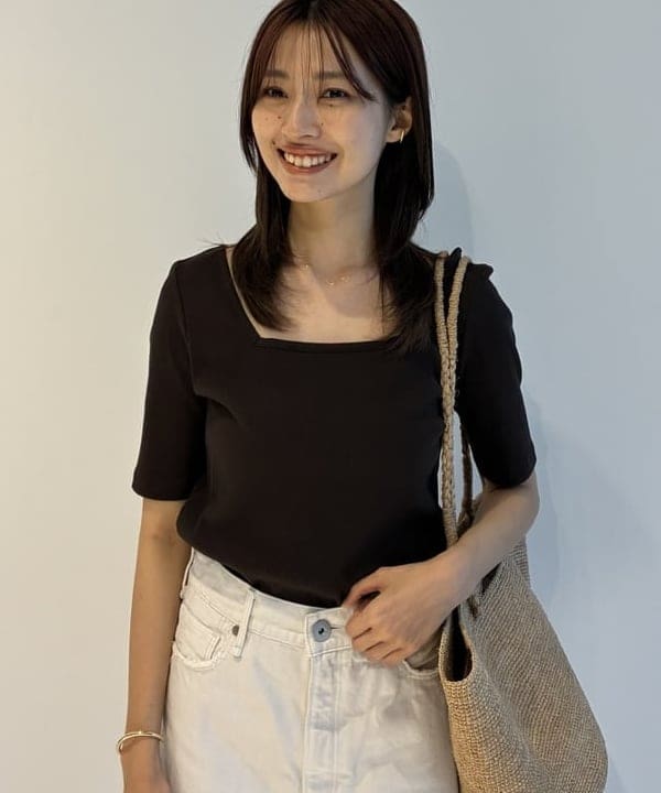 茂野 真楓さんの「BEAMS WOMEN｜【別注】スタイリスト佐藤佳菜子 &times; SLOANE / スクエアネック リブ Tシャツ」を使ったコーディネート