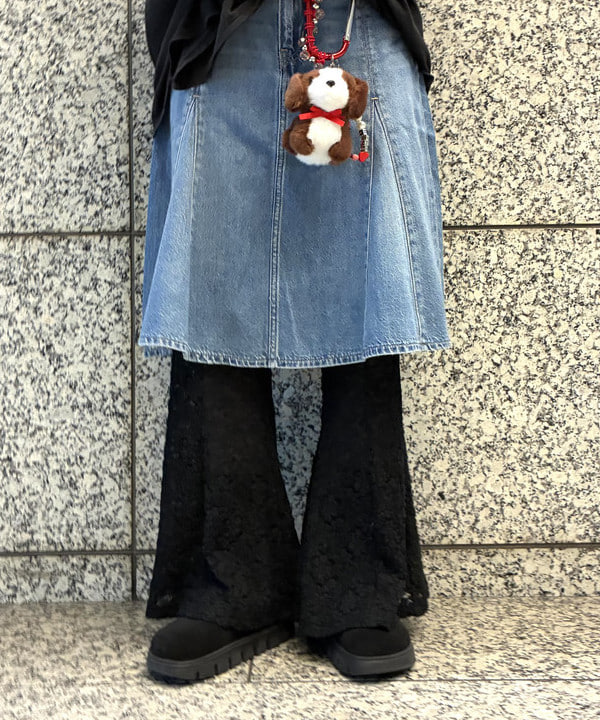 森本 理絵さんの「BEAMS WOMEN｜LEVI&rsquo;S(R) / GODET KNEE LENGTH SKIRT」を使ったコーディネート