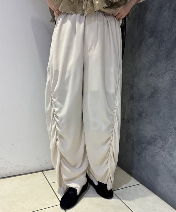 モモさんの「BEAMS WOMEN｜maturely / リサイクル アムンゼン シャーリング アンド スリット パンツ」を使ったコーディネート