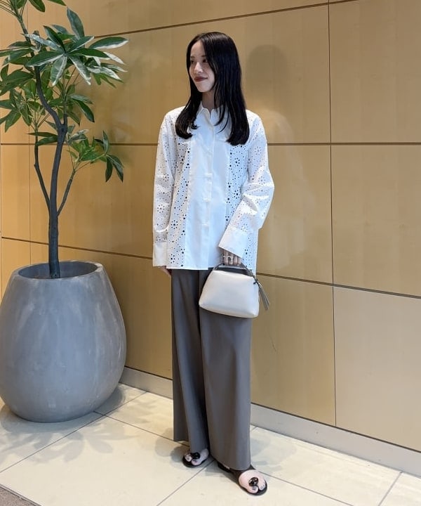 甘めディテールの白シャツコーデ
