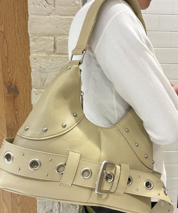 マツミヤさんの「BEAMS WOMEN｜スタッズ ベルト バッグ」を使ったコーディネート