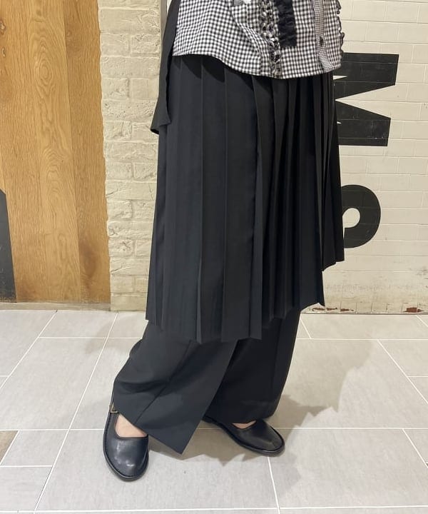 エノモト アミさんの「BEAMS WOMEN｜ミックス プリーツ スカート」を使ったコーディネート