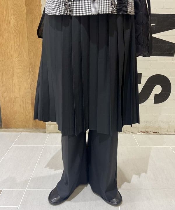 エノモト アミさんの「BEAMS WOMEN｜ミックス プリーツ スカート」を使ったコーディネート