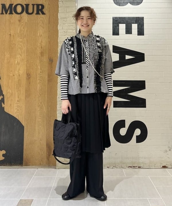エノモト アミさんの「BEAMS WOMEN｜ミックス プリーツ スカート」を使ったコーディネート