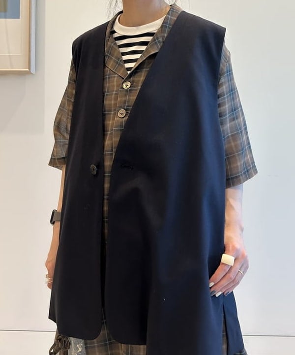 清水 彩乃さんの「BEAMS WOMEN｜maturely / ティーダブワン ボタン ウェーブ ベスト」を使ったコーディネート