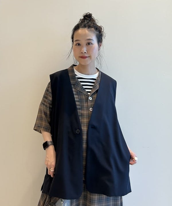 清水 彩乃さんの「BEAMS WOMEN｜maturely / ティーダブワン ボタン ウェーブ ベスト」を使ったコーディネート