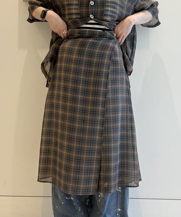 清水 彩乃さんの「BEAMS WOMEN｜maturely / ティーダブワン ボタン ウェーブ ベスト」を使ったコーディネート