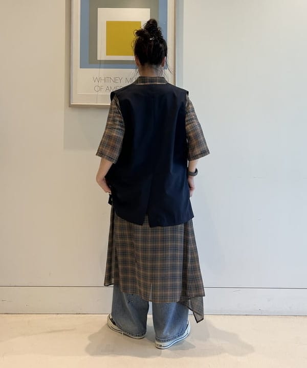 清水 彩乃さんの「BEAMS WOMEN｜maturely / ティーダブワン ボタン ウェーブ ベスト」を使ったコーディネート