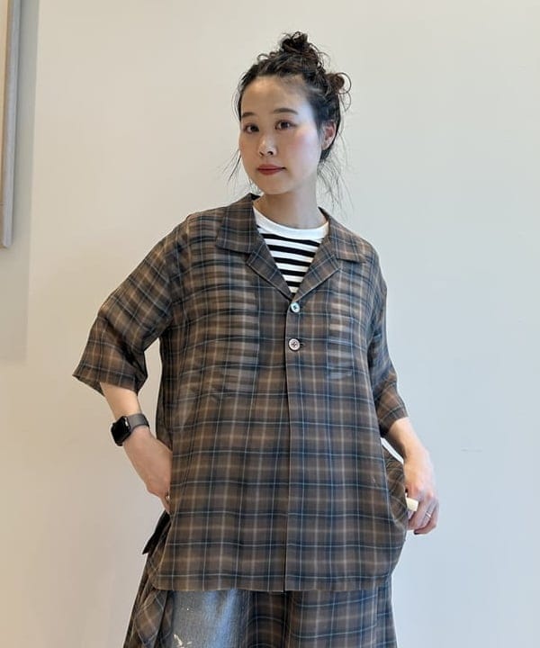 清水 彩乃さんの「BEAMS WOMEN｜maturely / ティーダブワン ボタン ウェーブ ベスト」を使ったコーディネート