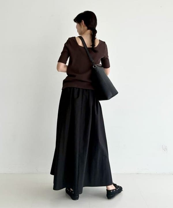 中丸　栞さんの「BEAMS WOMEN｜コットン ナイロン タック ギャザー スカート」を使ったコーディネート