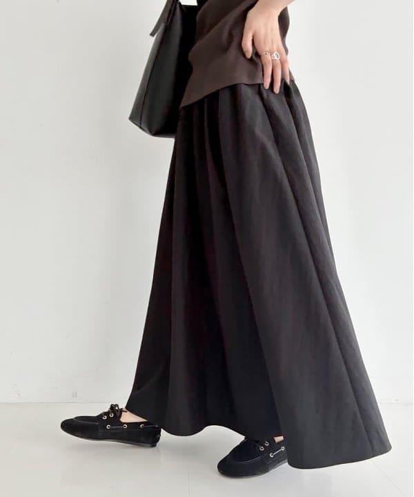 中丸　栞さんの「BEAMS WOMEN｜コットン ナイロン タック ギャザー スカート」を使ったコーディネート