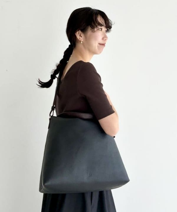 中丸　栞さんの「BEAMS WOMEN｜コットン ナイロン タック ギャザー スカート」を使ったコーディネート