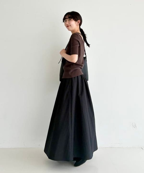 中丸　栞さんの「BEAMS WOMEN｜コットン ナイロン タック ギャザー スカート」を使ったコーディネート