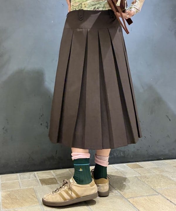 はっとりさんの「BEAMS WOMEN｜ボックス プリーツ ミディ スカート」を使ったコーディネート