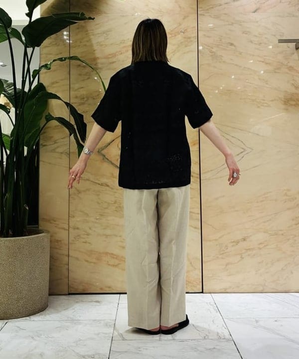 岩沢 珠代さんの「BEAMS WOMEN｜CMMN SWDN / Ture オープンカラー シャツ」を使ったコーディネート