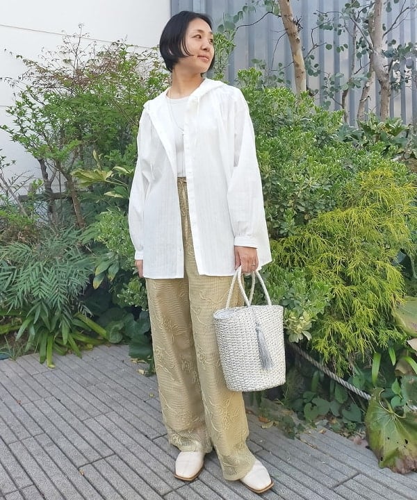 長めの丈感が嬉しいフード付きシャツスタイリング