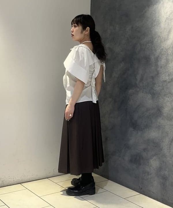 星野 真依さんの「BEAMS WOMEN｜ボックス プリーツ ミディ スカート」を使ったコーディネート