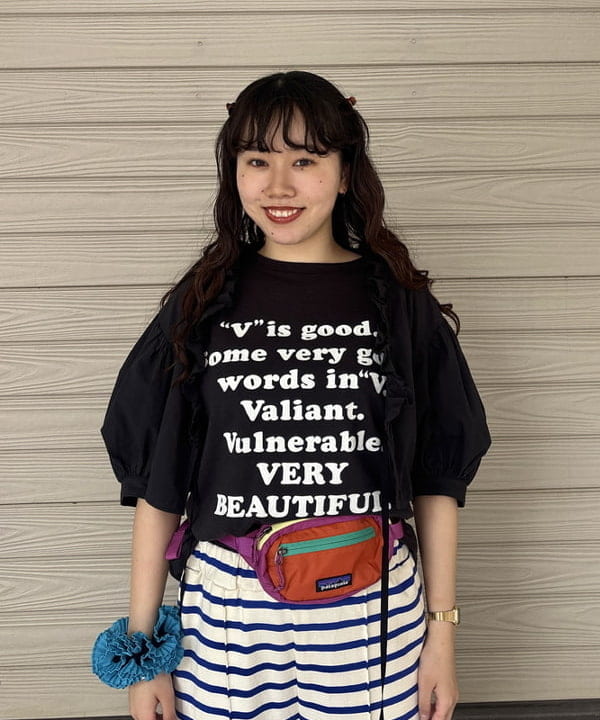 チナツさんの「BEAMS WOMEN｜【別注】HEAR MY NAME &times; maturely / メモラブル プリント Tシャツ」を使ったコーディネート