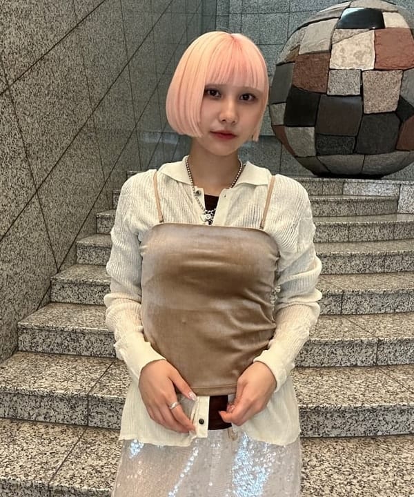 佐藤 亜美さんの「BEAMS WOMEN｜2WAY ベロア カップ付き キャミソール」を使ったコーディネート