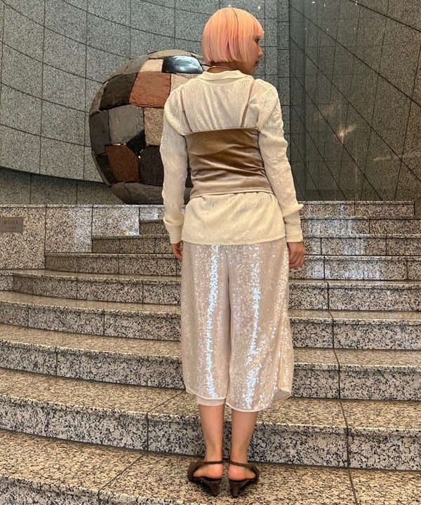 佐藤 亜美さんの「BEAMS WOMEN｜2WAY ベロア カップ付き キャミソール」を使ったコーディネート