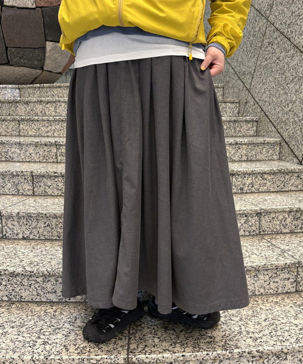 イガラシさんの「BEAMS WOMEN｜【別注】Gramicci  / ギャバ ロングスカート  ＜定番 / オンオフ兼用＞」を使ったコーディネート