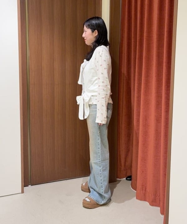 晶さんの「BEAMS WOMEN｜LEVI&rsquo;S(R) / LOOSE BOOT ジーンズ ライトインディゴ」を使ったコーディネート