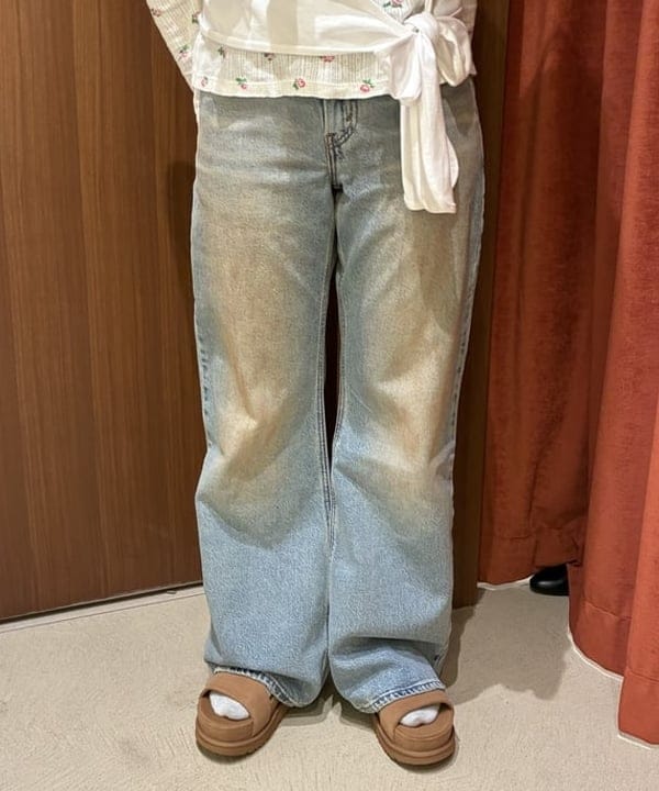 晶さんの「BEAMS WOMEN｜LEVI&rsquo;S(R) / LOOSE BOOT ジーンズ ライトインディゴ」を使ったコーディネート