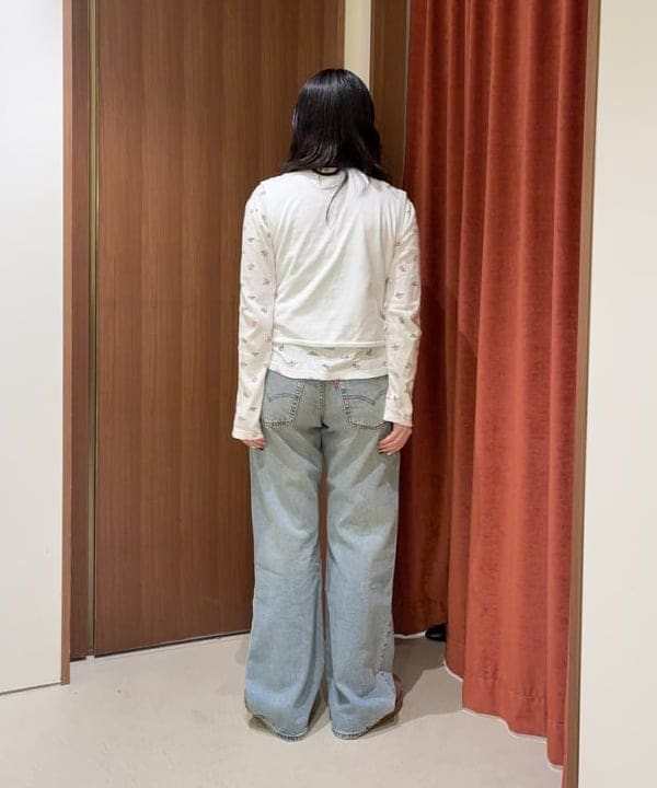 晶さんの「BEAMS WOMEN｜LEVI&rsquo;S(R) / LOOSE BOOT ジーンズ ライトインディゴ」を使ったコーディネート