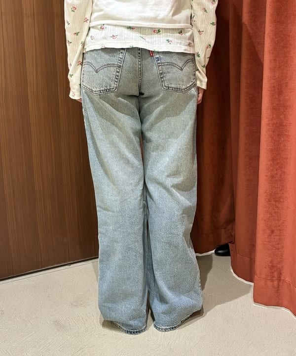 晶さんの「BEAMS WOMEN｜LEVI&rsquo;S(R) / LOOSE BOOT ジーンズ ライトインディゴ」を使ったコーディネート
