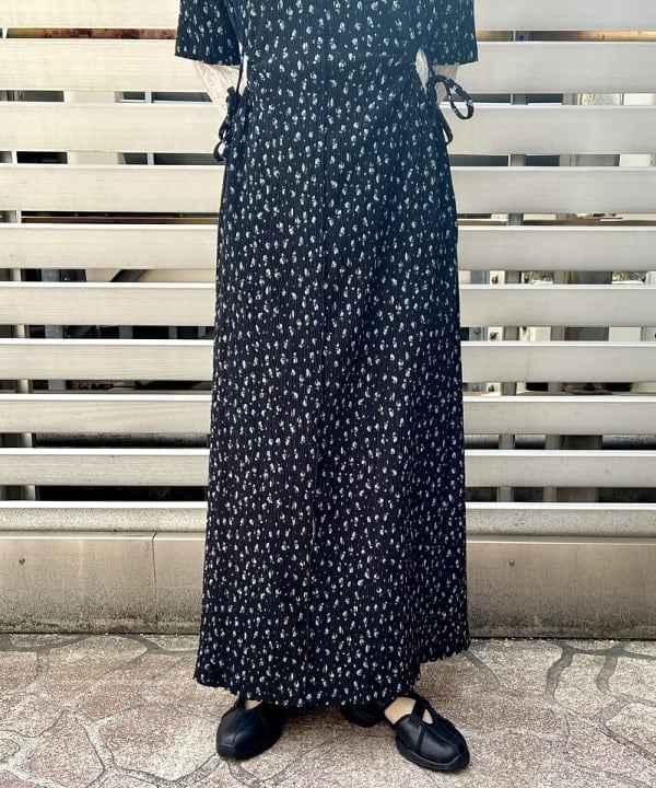 カタヤマ アヤさんの「BEAMS WOMEN｜フラワー プリント カットアウト ワンピース」を使ったコーディネート