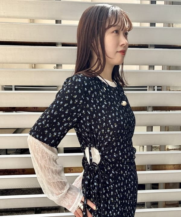 カタヤマ アヤさんの「BEAMS WOMEN｜フラワー プリント カットアウト ワンピース」を使ったコーディネート