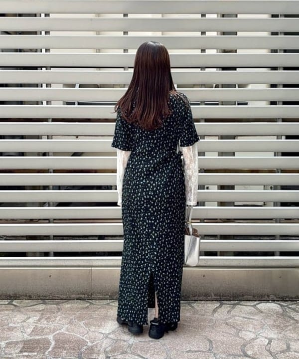 カタヤマ アヤさんの「BEAMS WOMEN｜フラワー プリント カットアウト ワンピース」を使ったコーディネート