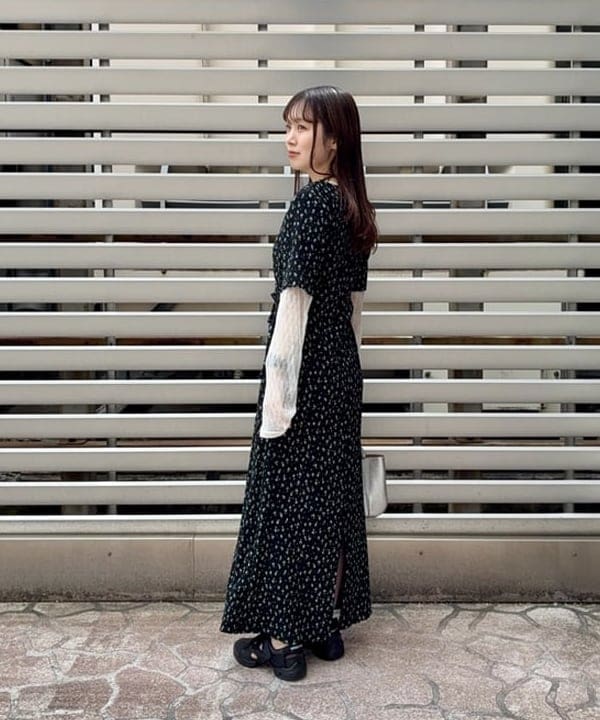 カタヤマ アヤさんの「BEAMS WOMEN｜フラワー プリント カットアウト ワンピース」を使ったコーディネート