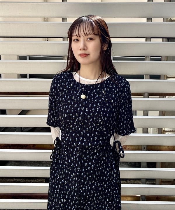 カタヤマ アヤさんの「BEAMS WOMEN｜フラワー プリント カットアウト ワンピース」を使ったコーディネート