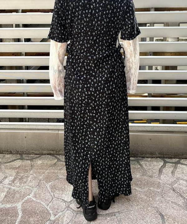 カタヤマ アヤさんの「BEAMS WOMEN｜フラワー プリント カットアウト ワンピース」を使ったコーディネート