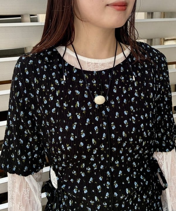 カタヤマ アヤさんの「BEAMS WOMEN｜フラワー プリント カットアウト ワンピース」を使ったコーディネート