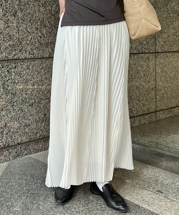 篠崎 香月さんの「BEAMS WOMEN｜イレギュラープリーツ スカート」を使ったコーディネート