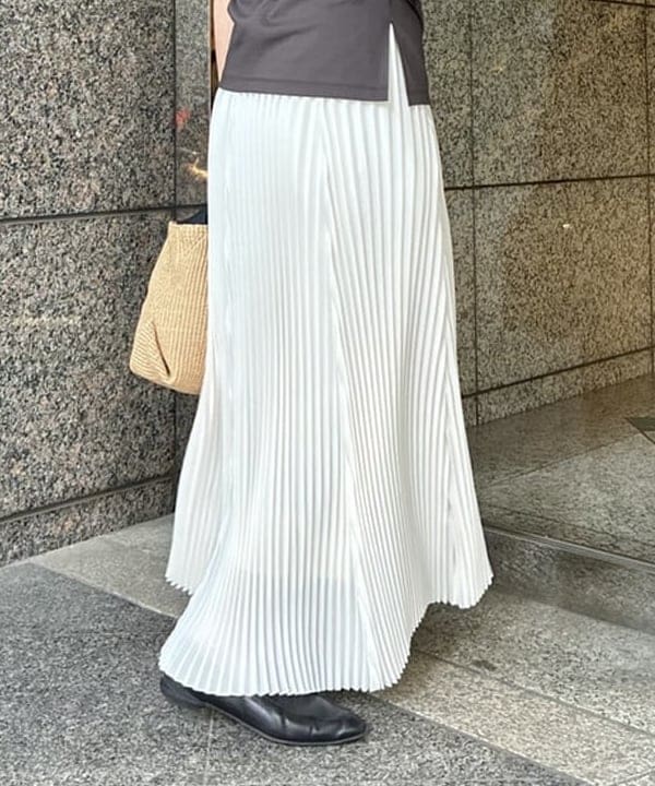 篠崎 香月さんの「BEAMS WOMEN｜イレギュラープリーツ スカート」を使ったコーディネート