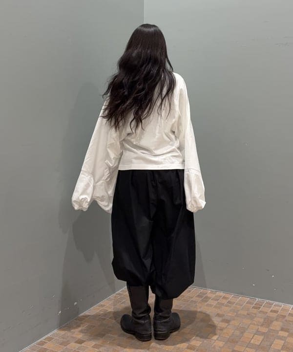 須賀さんの「BEAMS WOMEN｜ギャザー ボリューム パンツ」を使ったコーディネート