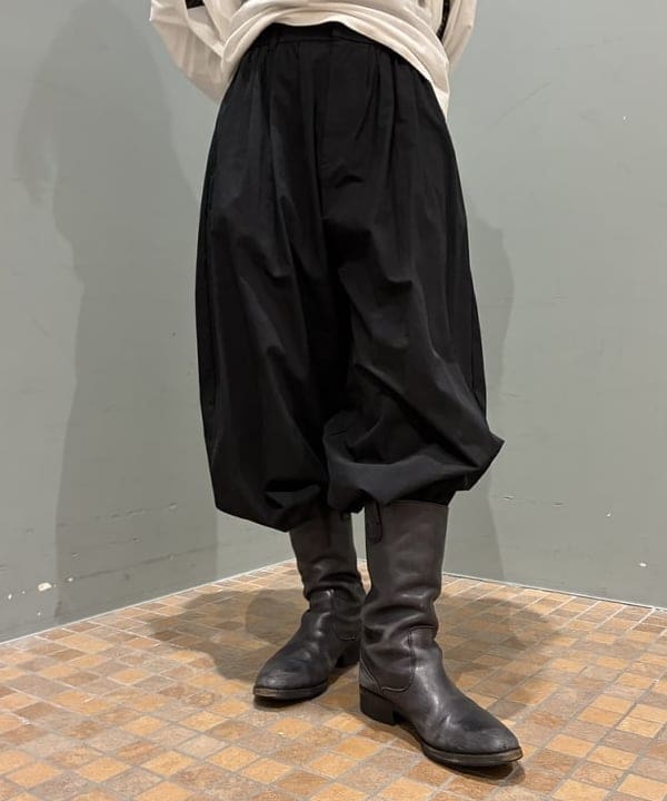 須賀さんの「BEAMS WOMEN｜ギャザー ボリューム パンツ」を使ったコーディネート