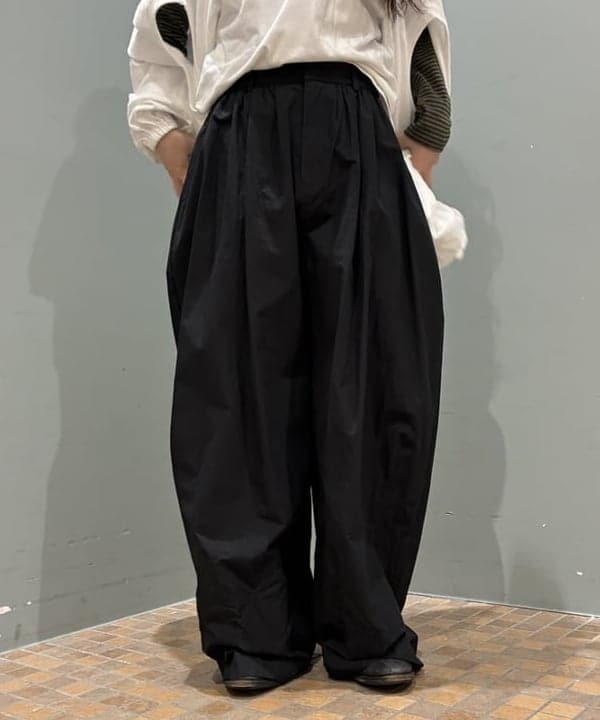 須賀さんの「BEAMS WOMEN｜ギャザー ボリューム パンツ」を使ったコーディネート