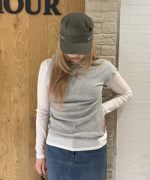 桃羽さんの「BEAMS WOMEN｜アシンメトリー オフショルダー Tシャツ」を使ったコーディネート