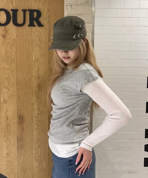 桃羽さんの「BEAMS WOMEN｜アシンメトリー オフショルダー Tシャツ」を使ったコーディネート