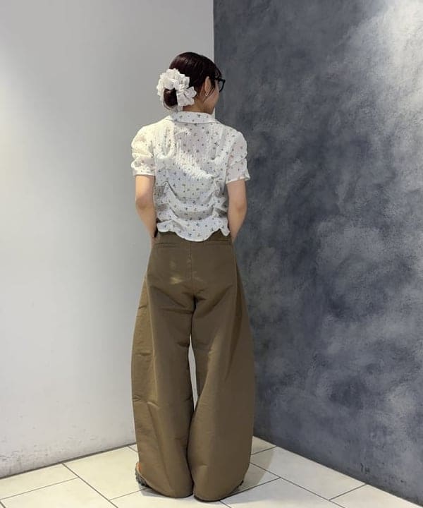 SAEさんの「BEAMS WOMEN｜フラワー プリント シャーリング シャツ」を使ったコーディネート