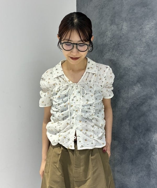 SAEさんの「BEAMS WOMEN｜フラワー プリント シャーリング シャツ」を使ったコーディネート