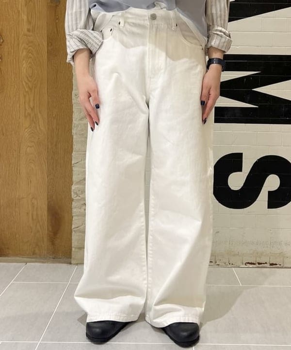 エノモト アミさんの「BEAMS WOMEN｜ドビー ストライプ ビッグ BDシャツ ＜定番 / オンオフ兼用＞」を使ったコーディネート