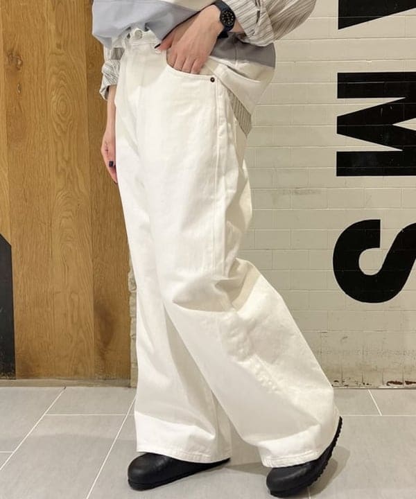 エノモト アミさんの「BEAMS WOMEN｜ドビー ストライプ ビッグ BDシャツ ＜定番 / オンオフ兼用＞」を使ったコーディネート