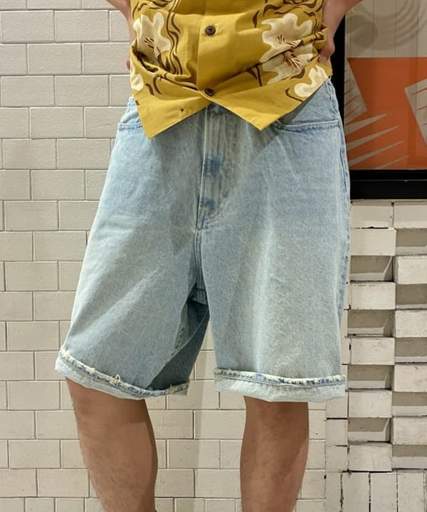 Kellyさんの「BEAMS WOMEN｜ダメージ デニムショートパンツ【ワイドストレートフィット】」を使ったコーディネート