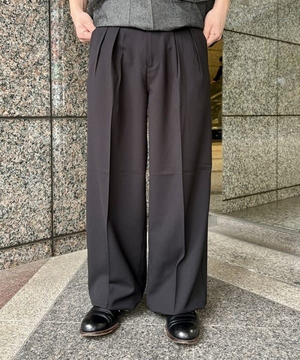 戸次 裕星さんの「BEAMS WOMEN｜【別注】UNIVERSAL OVERALL / シャンブレー ジップ ショートスリーブ シャツ」を使ったコーディネート